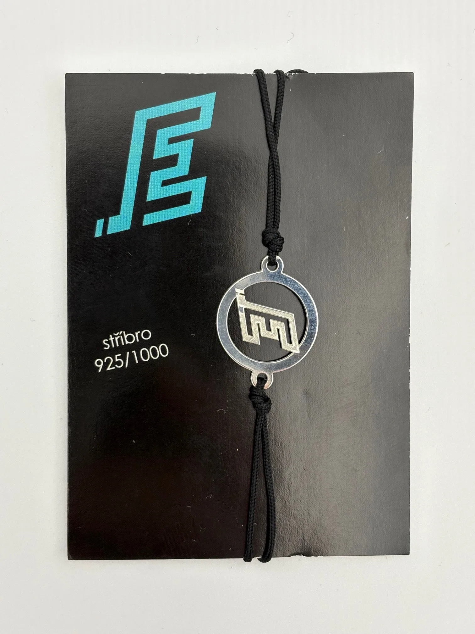 Náramek stříbrný E v kruhu